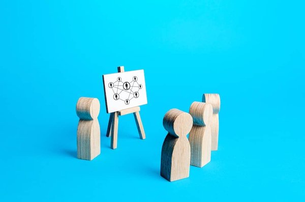 How to Pick the Right Silk Blouse for a Seamless Transition from Day to Dinner?