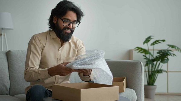 How do I use a cardboard separator to transport goods safely ?